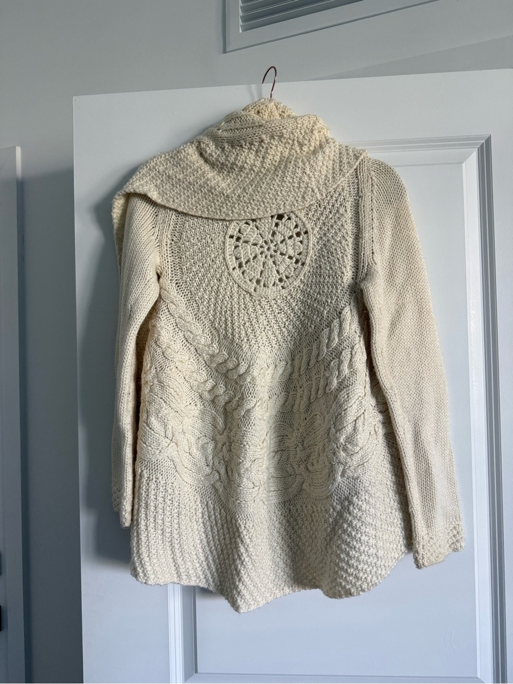 bebe Cream Open-Front Knit Cardigan with Cable and Crochet Details - Picture 4 of 4